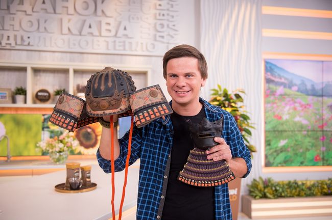 &laquo;Что мы знаем о Японии? Первые слова, которые приходят на ум: суши, &laquo;Тойота&raquo;, &laquo;Кавасаки&raquo;, ниндзя, сакура, гейша. Обычно, примерно таким набором ограничиваются познания о Японии.  Мало кто знает, но суши у нас едят чаще, чем в Японии, а многие важные вопросы в жизни для людей решает мафия, а не правительство. В Японии, стране с одним из самых высоких показателей продолжительности жизни (82 года) и уровнем дохода (порядка 3000 долларов), по-прежнему жив, хоть и видоизменен, обряд харакири - в стране десятки тысяч самоубийств каждый год.  Эта страна &ndash; одно из тех белых пятен на планете, о которых мы слишком мало знаем. А самое главное -  люди там живут и мыслят абсолютно не так, как мы. Для путешественника Япония - не просто другая страна, а другой мир или даже другая планета. Мы будем развенчивать мифы и показывать &laquo;обратную сторону&raquo; Японии, обойдем запреты и покажем вам то, о чем вы даже не догадывались&raquo;, - приоткрыл завесу тайны Дмитрий.  &laquo;Обратную сторону&raquo; Японии телезрители &laquo;1+1&raquo; смогут увидеть в новом телесезоне.  Напомним, за шесть лет существования программы ведущий Дмитрий Комаров и оператор Александр Дмитриев побывали в 11 странах мира и сняли 8 сезонов проекта &laquo;Мир наизнанку&raquo;.  Кроме малочисленной съемочной группы, особенностями программы, которые делают ее уникальной на украинском телевидении, является почти полное отсутствие сценариев или постановочных съемок, кадры малоизвестных и труднодоступных для обычного туриста уголков мира, а также настоящая жизнь местного населения экзотических стран, с которым Дмитрий Комаров знакомит зрителей в каждом выпуске. Фанклуб программы насчитывает миллионы поклонников из разных стран.